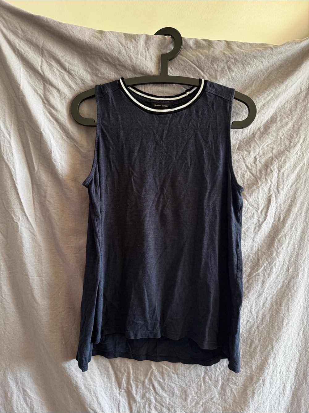 Banana Republic Sleeveless Navy Flare Tank Top with Contrast Trim Neck Size Smal